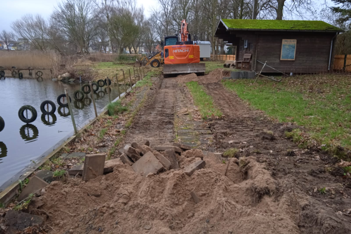 Arbeiten am Teich